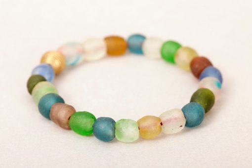 Bracelet africain en perles de verre recyclées "Translucide" – Image 5
