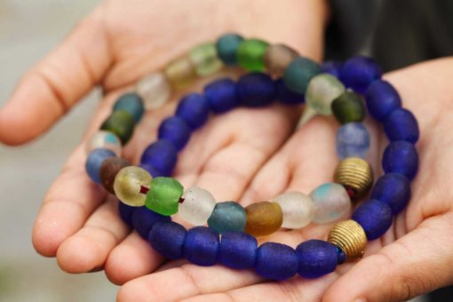 Bracelet africain en perles de verre recyclées "Translucide" – Image 2