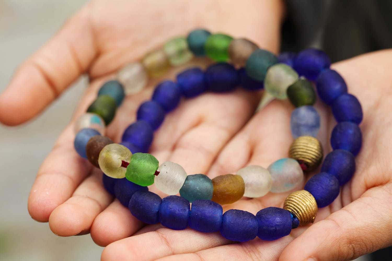 Bracelet africain en perles de verre recyclées Translucide