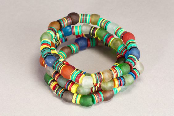 Bracelet africain bakélite et pâte de verre recyclé – Image 2