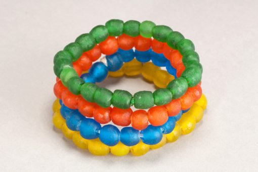 Bracelet unicolore en perles de verre recyclées "Translucide" – Image 2