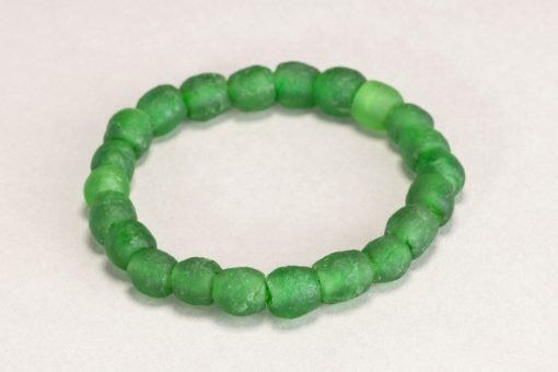 Bracelet unicolore en perles de verre recyclées "Translucide" – Image 6