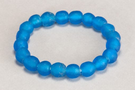 Bracelet unicolore en perles de verre recyclées "Translucide" – Image 13