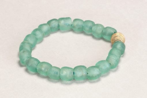 Bracelet unicolore en perles de verre recyclées "Translucide" – Image 9