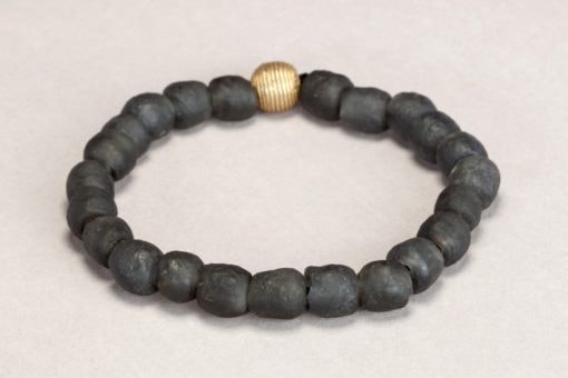 Bracelet unicolore en perles de verre recyclées "Translucide" – Image 12