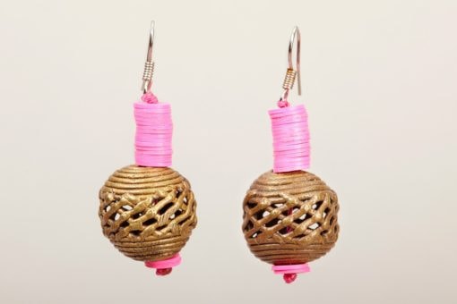 Boucles d'oreilles africaines : bakélite et grosse boule de bronze – Image 4
