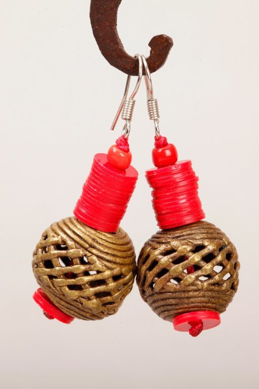 Boucles d'oreilles africaines : bakélite et grosse boule de bronze