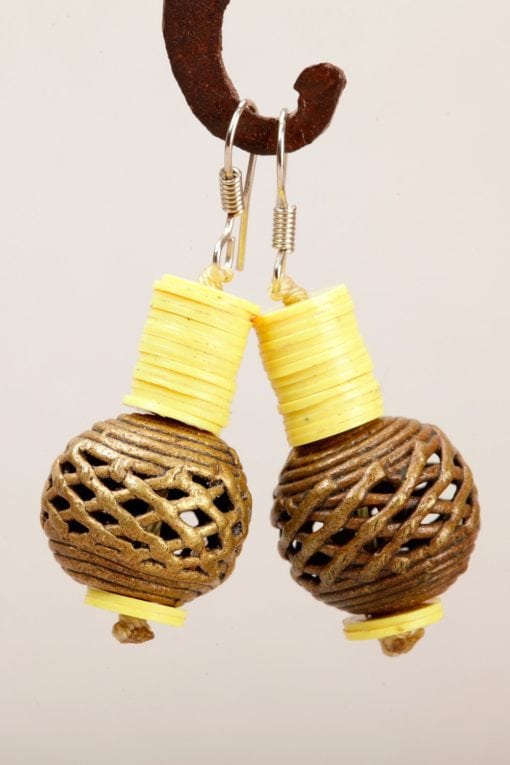 Boucles d'oreilles africaines : bakélite et grosse boule de bronze – Image 2