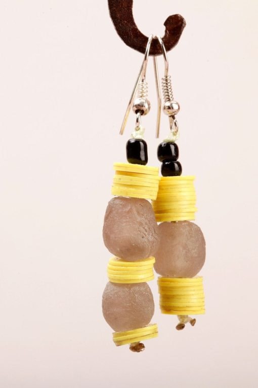 Boucles d'oreilles africaines : deux perles de verre et bakélite – Image 9