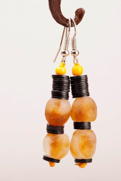 Boucles d'oreilles africaines : deux perles de verre et bakélite – Image 4