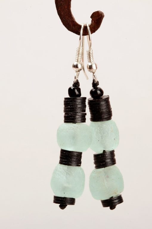 Boucles d'oreilles africaines : deux perles de verre et bakélite – Image 5