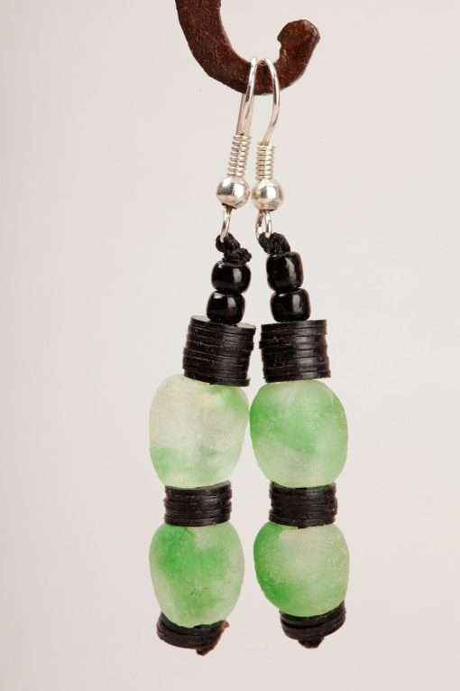 Boucles d'oreilles africaines : deux perles de verre et bakélite – Image 3
