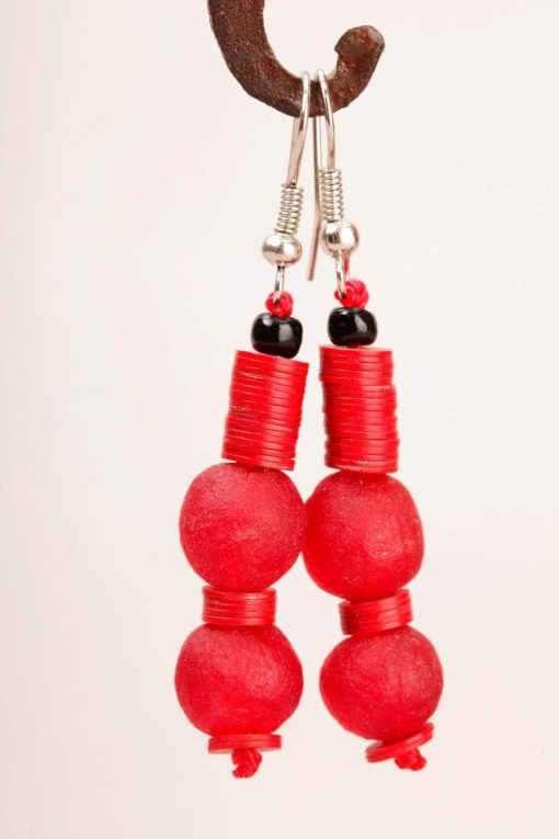 Boucles d'oreilles africaines : deux perles de verre et bakélite