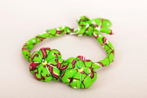 Collier talisman en calicot à deux fleurs – Image 3