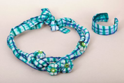 Collier talisman en calicot à deux fleurs – Image 2
