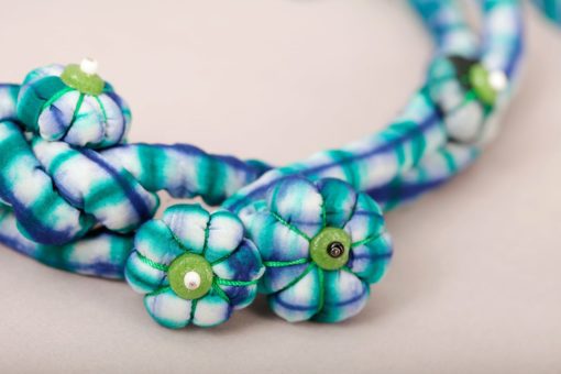 Collier talisman en calicot à deux fleurs