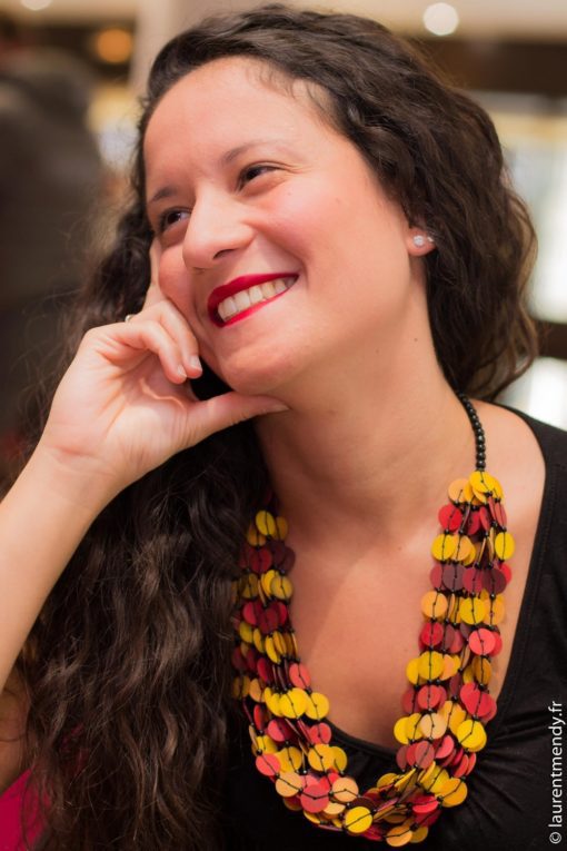 Collier africain en perles de bakélites posées en disque