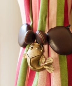 Embrasse de rideaux africains avec un poisson chat sculptée Akan