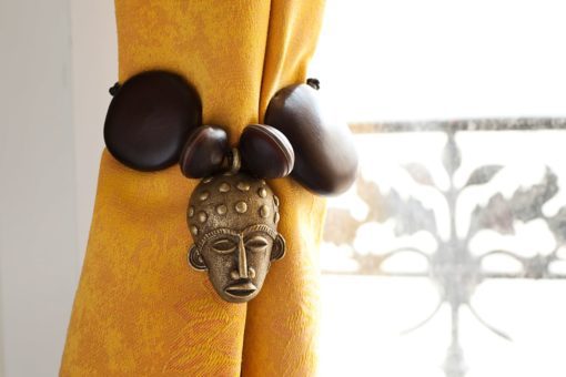 Embrasse de rideaux africains avec tête sculptée Akan