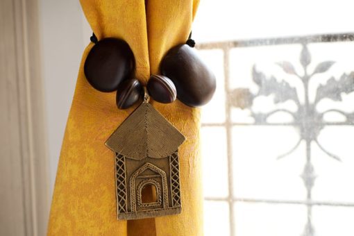 Embrasse de rideaux africains avec cabanon sculptée Akan – Image 2