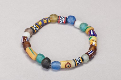 Bracelet africain multicolore en perles de verre recyclées peintes – Image 6
