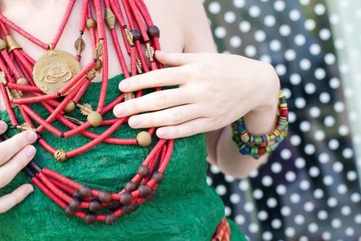 Collier africain en perle bakélite et tube d'ébène ou d'os : Tribu