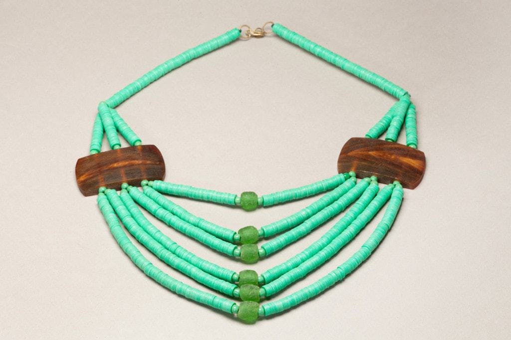 Collier Africain Ethnique En Pâte De Verre Et Coquillage Cauri - Multicolore, Ras Du Cou, Neuf