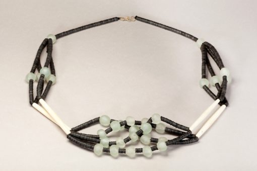 Collier africain en perle bakélite et tube d'ébène ou d'os : Tribu – Image 4