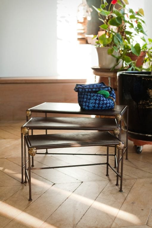 Table gigogne en fer et bronze du Ghana – Image 2