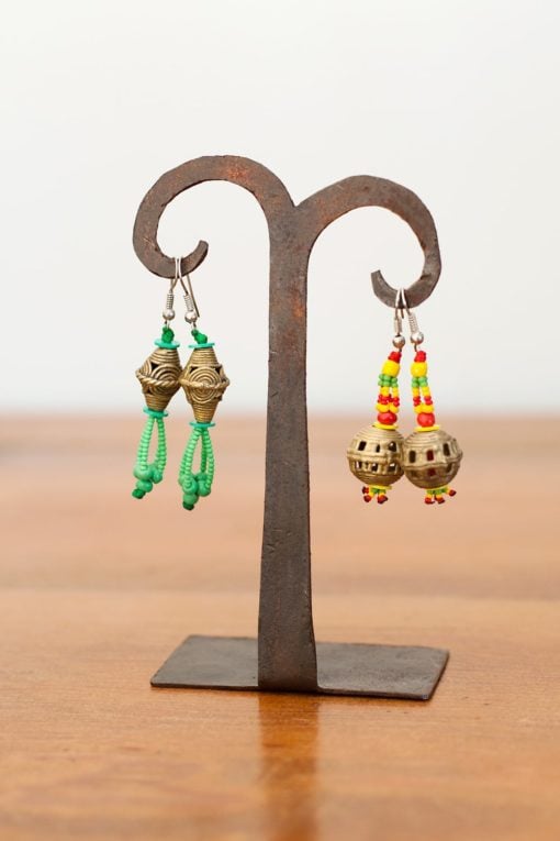 Petit présentoir à boucles d'oreilles en fer – Image 2