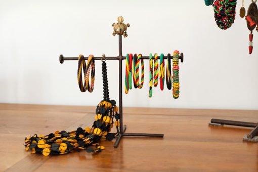 Présentoir à bracelets en fer et bronze du ghana – Image 2