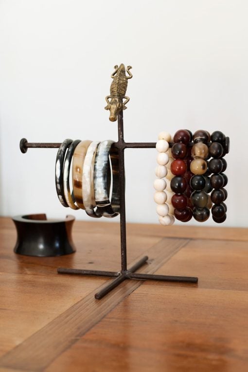 Présentoir à bracelets en fer et bronze du ghana