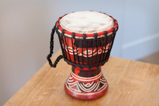 Petit djembé africain en bois coloré