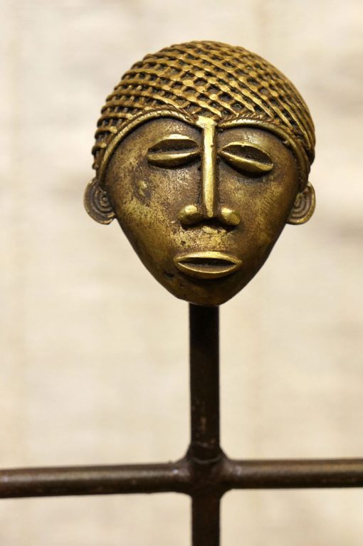 Présentoir à colliers en fer et bronze du ghana – Image 6