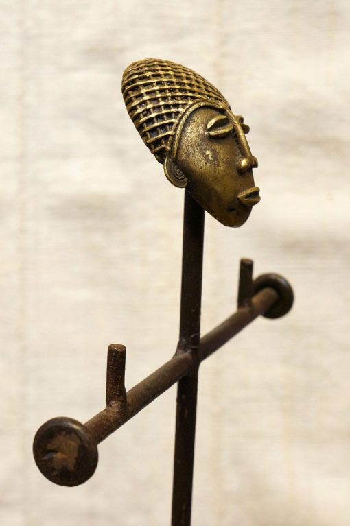 Présentoir à colliers en fer et bronze du ghana – Image 7