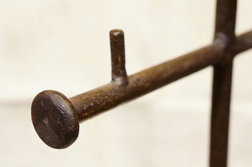 Présentoir à colliers en fer et bronze du ghana – Image 5