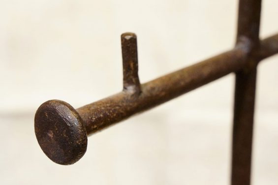 Présentoir à colliers en fer et bronze du ghana – Image 5