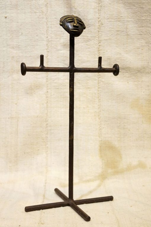 Présentoir à colliers en fer et bronze du ghana – Image 4
