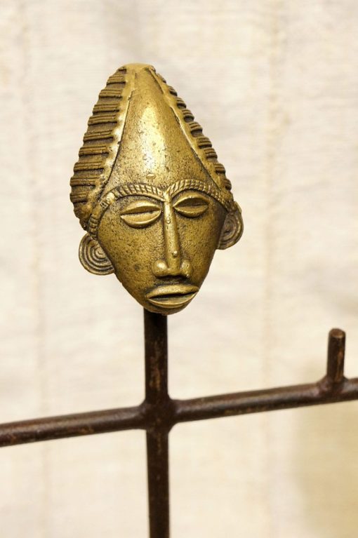 Présentoir à colliers en fer et bronze du ghana – Image 3
