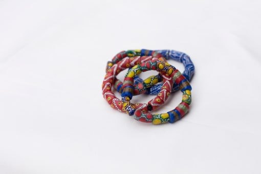 Bracelet africain multicolore en perles de verre recyclées peintes – Image 4