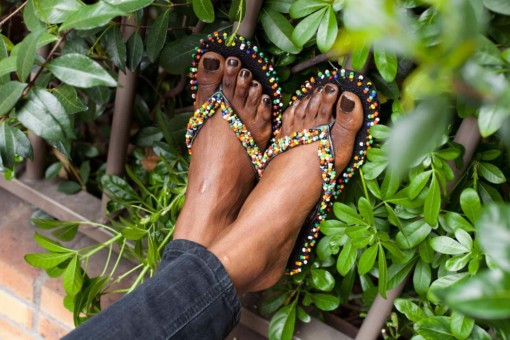 Tongs Africouleur avec perles multicolores