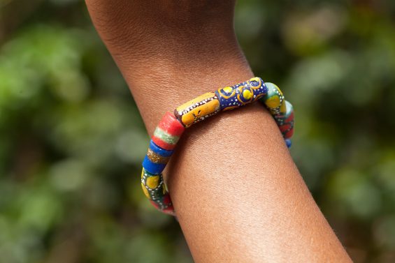 Bracelet africain multicolore en perles de verre recyclées peintes – Image 5