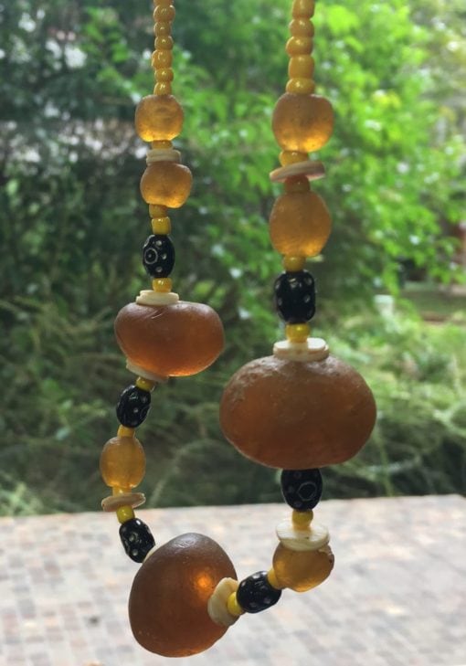 Collier africain en pâte de verre du Ghana – Image 3