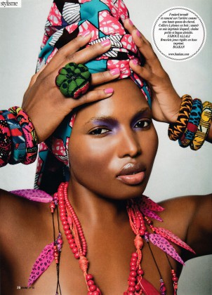 L'art de porter le foulard africain dans Brune