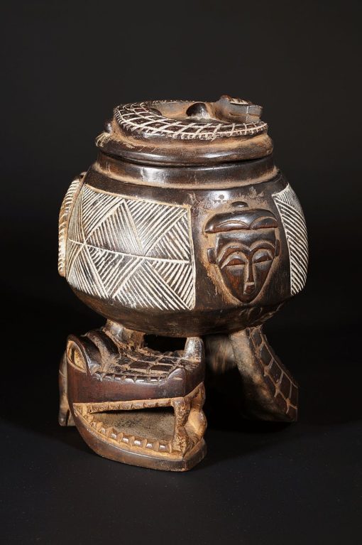 Boite africaine en bois décorée avec un crocodile