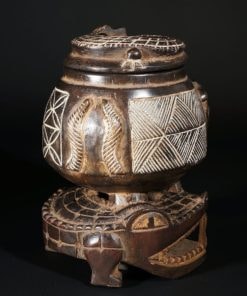 Boite africaine en bois décorée avec un crocodile
