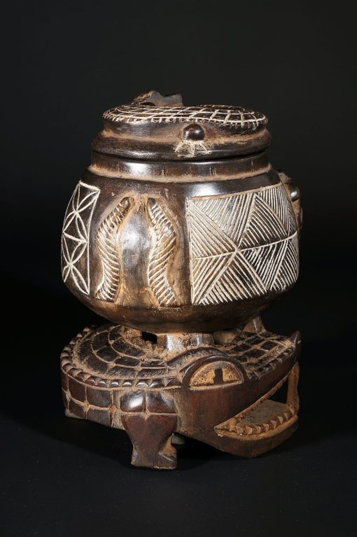 Boite africaine en bois décorée avec un crocodile