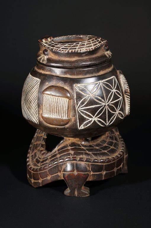 Boite africaine en bois décorée avec un crocodile