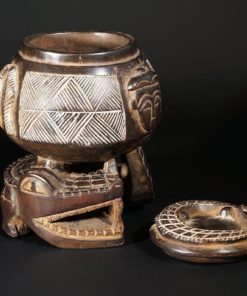 Boite africaine en bois décorée avec un crocodile