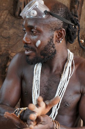 Aké O'Lokan artiste africain et prêtre vaudou